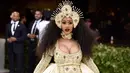 Penyanyi Cardi B berpose saat menghadiri Met Gala 2018 di Metropolitan Museum of Art, New York (7/5). Cardi B menghadiri Met Gala 2018 dalam kondisi hamil besar. (Photo by Evan Agostini/Invision/AP)