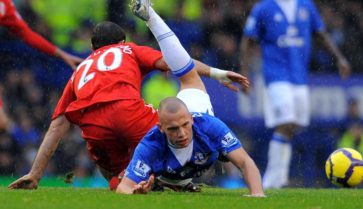 Johnny Heitinga. Bek tengah berusia 34 tahun yang telah pensiun pada Februari 2016 ini didatangkan Everton dari Atletico Madrid pada awal musim 2009/2010. Bertahan lima musim di Everton hingga awal 2013/2014, ia total tampil dalam 140 laga dengan torehan 5 gol dan 5 assist. (AFP/Andrew Yates)
