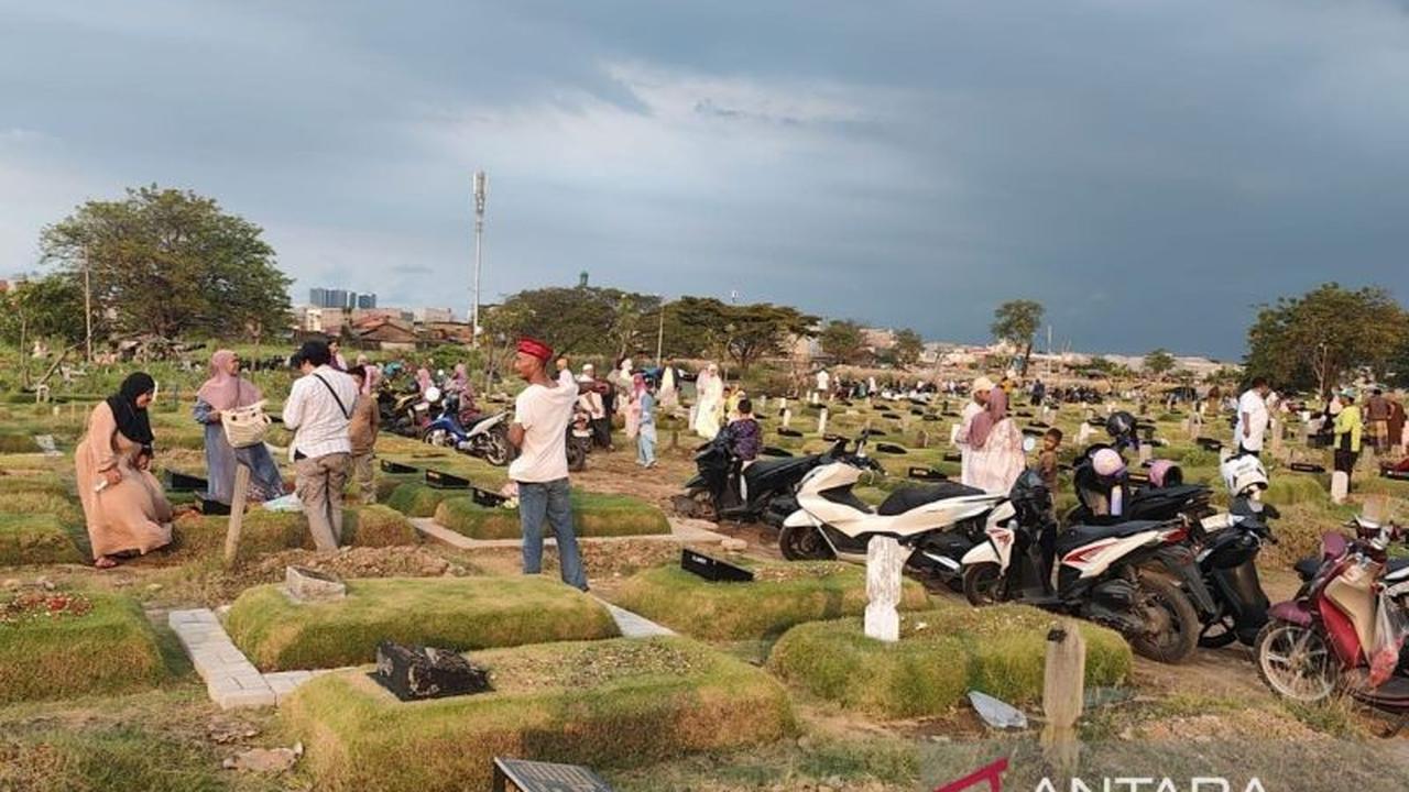 Ribuan Warga Padati TPU di Jakarta Barat untuk Ziarah Idul Fitri 1447 H