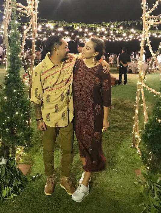 Feby yang mengaku sedang capek terlihat ceria setelah mendapat kejutan kue ulang tahun. Tidak hanya sang suami, tapi juga terlihat beberapa teman yang hadir dalam acara tersebut. (Instagram/febyfebiola_)