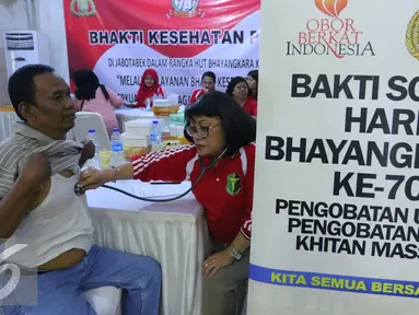 Warga mengikuti pengobatan gratis di Gor Cendrawasih, Jakarta, Sabtu (23/7). Kepolisian Republik Indonesia bersama dengan Pundi Amal SCTV dan Peduli Kasih Indosiar menyelenggarakan Bhakti Kesehatan Polri 2016. (Liputan6.com/Angga Yuniar)
