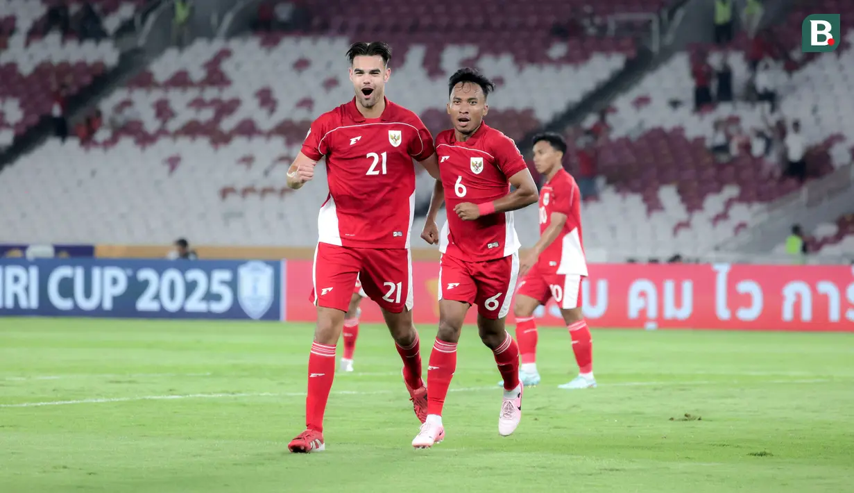 Pemain Timnas Indonesia U-23, Jens Raven (kiri) melakukan selebrasi bersama Robi Darwis setelah mencetak gol ke Brunei dalam laga Grup A Piala AFF U-23 2025 di Stadion Utama Gelora Bung Karno (SUGBK), Senayan, Jakarta, Selasa (15/07/2025). (Bola.com/Abdul Aziz)