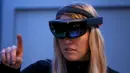 Pegawai Microsoft mencoba merasakan sensasi HoloLens selama Microsoft Build 2016 Developers Conference di San Francisco, California (30/3). Untuk mendapatkan Developement Edition dari HoloLens harus membayar 3.000 dollar AS. (REUTERS/Beck Diefenbach)