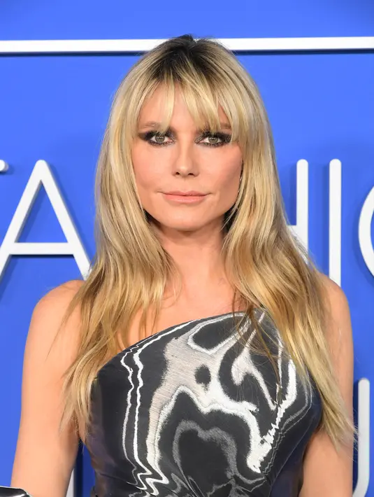 Heidi melengkapi penampilannya dengan cincin chunky, sepatu perak, dan riasan mata hitam. (Charley Gallay/Getty Images for Fashion Trust U.S./AFP)