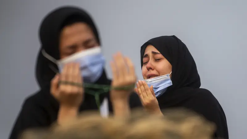 FOTO: Wukuf, Jemaah Haji Panjatkan Doa di Padang Arafah
