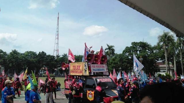 Para Buruh Protes Tidak Ada Kenaikan UMP Sumsel Saat Pandemi Covid-19