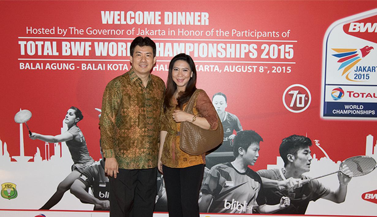 Mantan pebulutangkis nasional Alan Budikusuma dan Susi Susanti foto bersama pada acara jamuan makan malam jelang Kejuaraan Dunia BWF 2015 di Balai Kota, Jakarta, Sabtu (8/8/2015). (Bola.com/Vitalis Yogi Trisna)