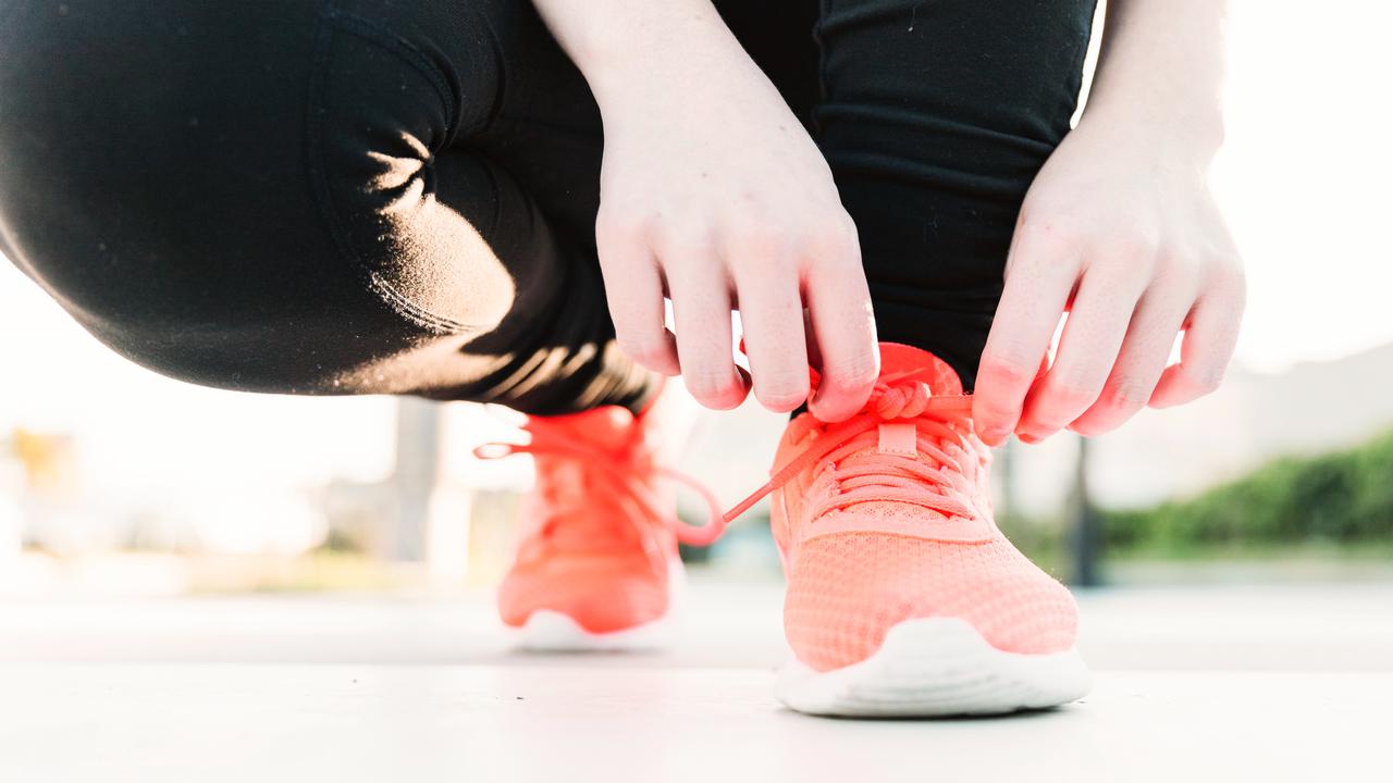 Jangan Salah Pilih! Tips Memilih Sepatu untuk Berdiri Lama