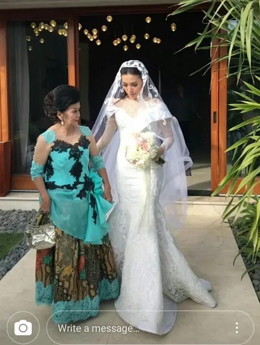Pembawa acara Viviane tampak cantik dengan gaun pengantin warna putih. Dalam pernikahan kedua Vivie, ia menggunakan gaun rancangan dari Ivan Gunawan. (Instagram/@bubahalfian)