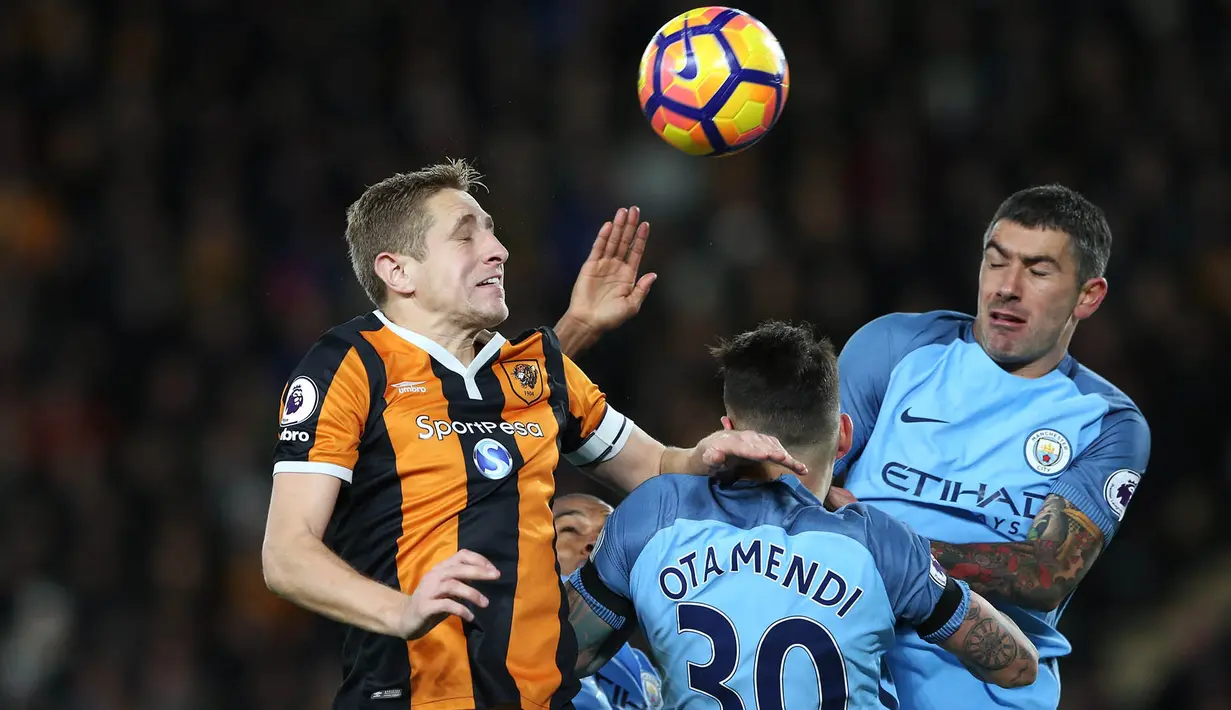 Bek Hull, Michael Dawson, duel udara denga bek Manchester City, Nicolas Otamendi. Meski sudah unggul 1-0 The Citizens masih terus menggempur pertahanan Hull, total enam shoots on target dilepaskan oleh Yaya Toure dkk. (Reuters/Scott Heppell)
