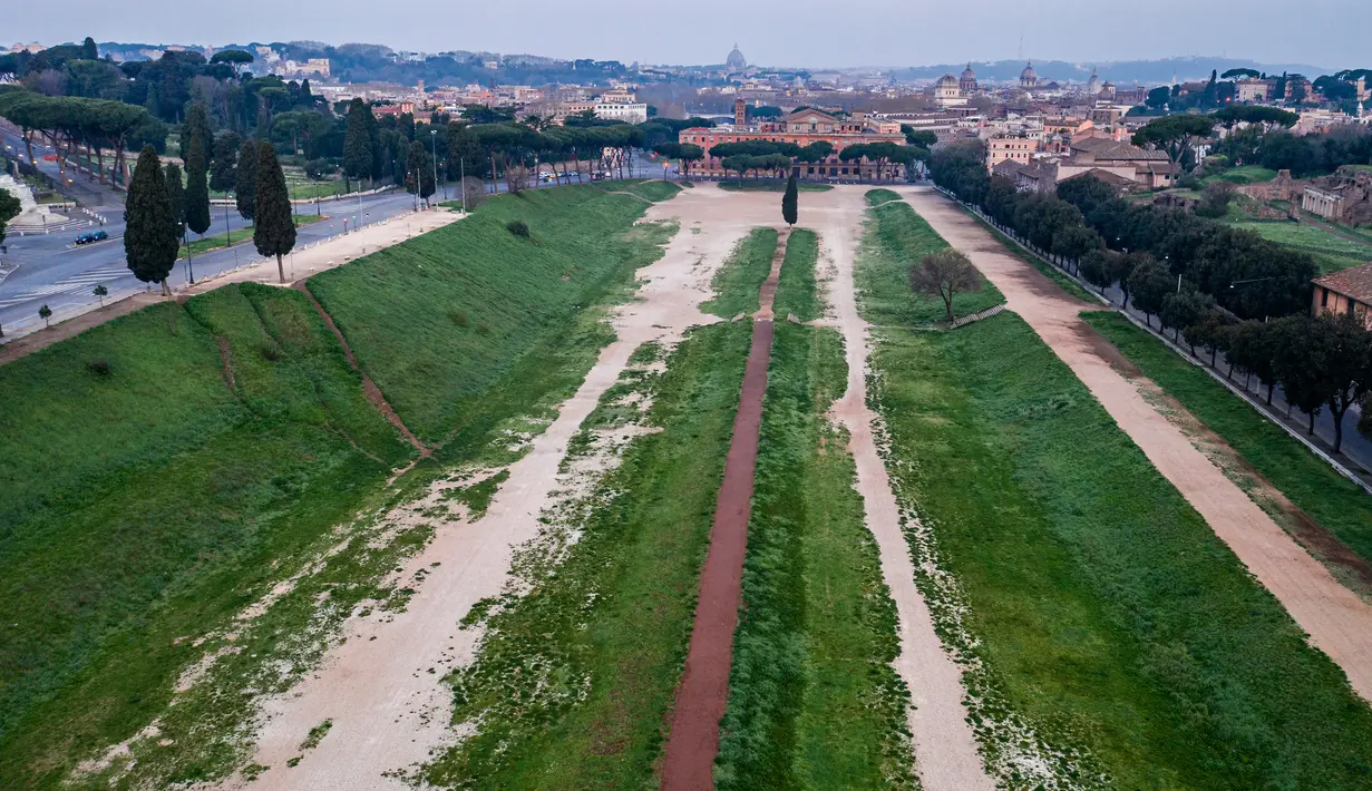 Foto udara pagi pada 30 Maret 2020, Circus Maximus, stadion balap kereta dan tempat hiburan massal, yang sepi selama penerapan lockdown di Roma. Roma menjelma bak kota mati pasca pemerintah Italia memberlakukan aturan lockdown untuk mencegah penyebaran virus corona. (Elio CASTORIA/AFP)
