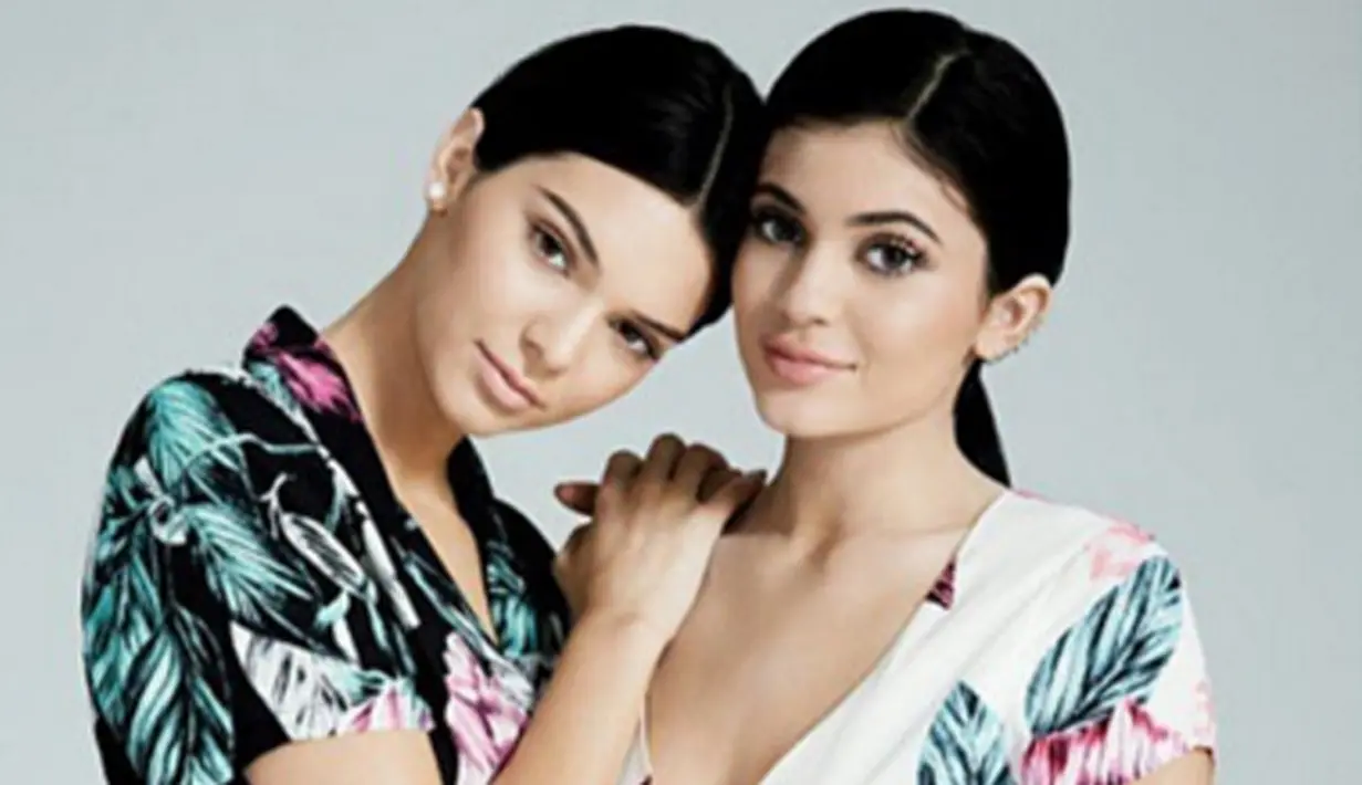 Kendall Jenner dan Kylie Jenner selalu terlihat kompak berdua. Keduanya pun kerap menjadi panutan fashion banyak kaum wanita lantaran gaya berbusana mereka yang ‘stylish’. (via instagram/@kyliejenner)