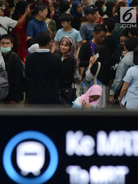 Calon penumpang antre membeli tiket untuk menggunakan layanan transportasi Moda Raya Terpadu (MRT) di Stasiun Bundaran HI, Jakarta, Rabu (3/4). Meski sudah tidak digratiskan, warga tetap antusias menjajal MRT. (merdeka.com/Imam Buhori)