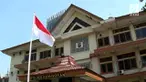 Seorang bocah tewas setelah tertimpa batu konblok dari atas sebuah apartemen yang menimpa kepalanya.