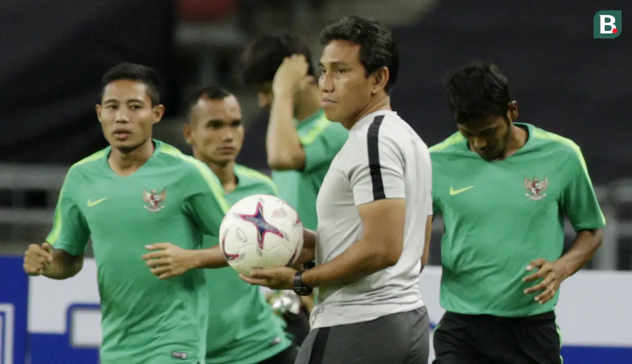 Pelatih Indonesia, Bima Sakti, mengamati anak asuhnya saat latihan jelang laga Piala AFF 2018 di Stadion Nasional, Singapura, Kamis (8/11). Singapura akan melawan Timnas Indonesia. (Bola.com/M. Iqbal Ichsan)