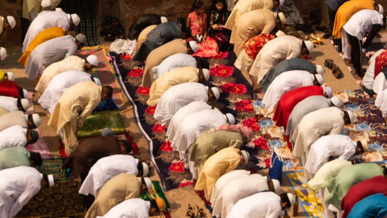 Kustini mengucapkan selamat merayakan Hari Raya Iduladha. Menurutnya, perbedaan tersebut bukanlah hal yang harus dipersoalkan karena masing-masing punya pedomannya sendiri.