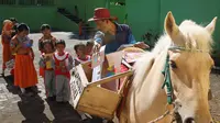 Mengangumkan, Sururi dengan Kuda Ajak Anak-Anak Gemar Membaca