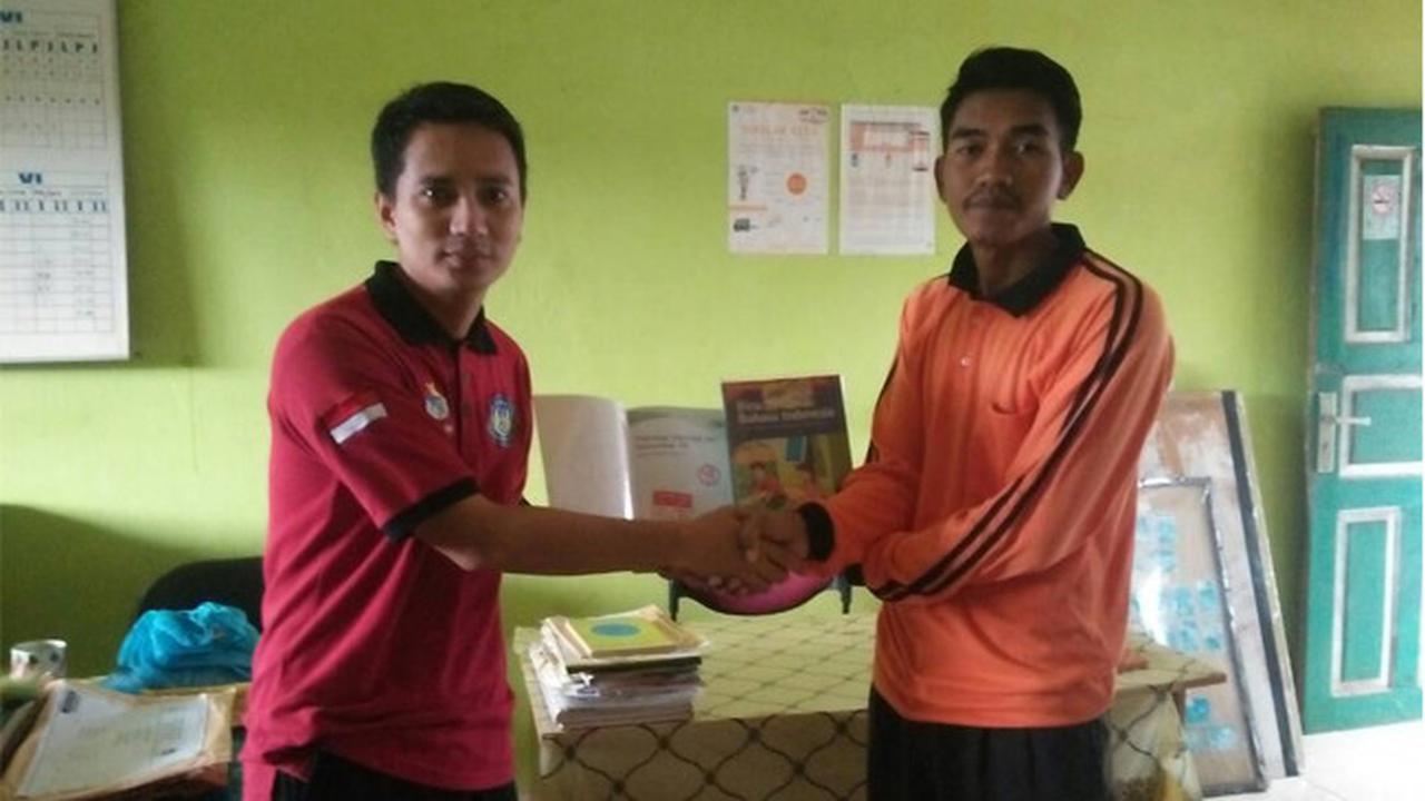 SM3T Karimun Bagikan Ribuan Buku ke Anak-Anak Pulau