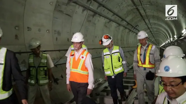 Menteri Luar Negeri Jepang Taro Kono meninjau langsung perkembangan proyek kereta MRT di Stasiun Bundaran HI, Tanah Abang, Jakarta Pusat.