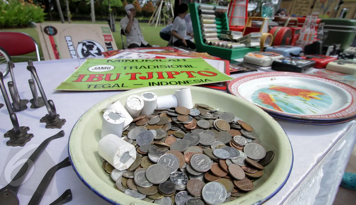 Uang koin kuno yang dijual di Pasar Maci atau pasar barang-antik di Taman Menteng, Jakarta, Minggu (31/5). Acara tersebut menjual barang antik dari kacamata, botol minuman, hingga aksesoris motor klasik. (Liputan6.com/Faizal Fanani)