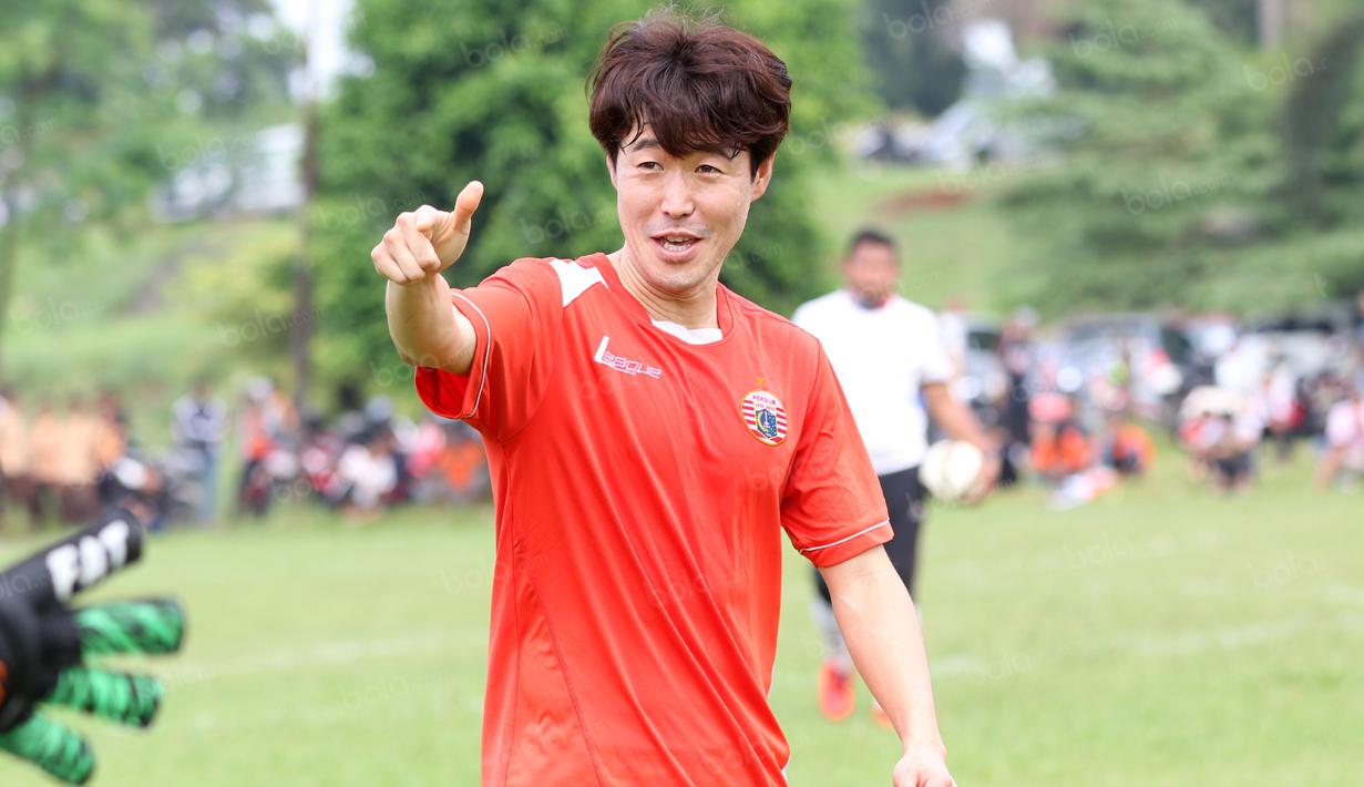Pemain Persija Jakarta, Hong Soon-Hak, mencetak satu gol pada laga uji coba melawan Villa 2000 di Lapangan POR Pelita Jaya, Sawangan, Sabtu (23/4/2016). (Bola.com/Nicklas Hanoatubun)