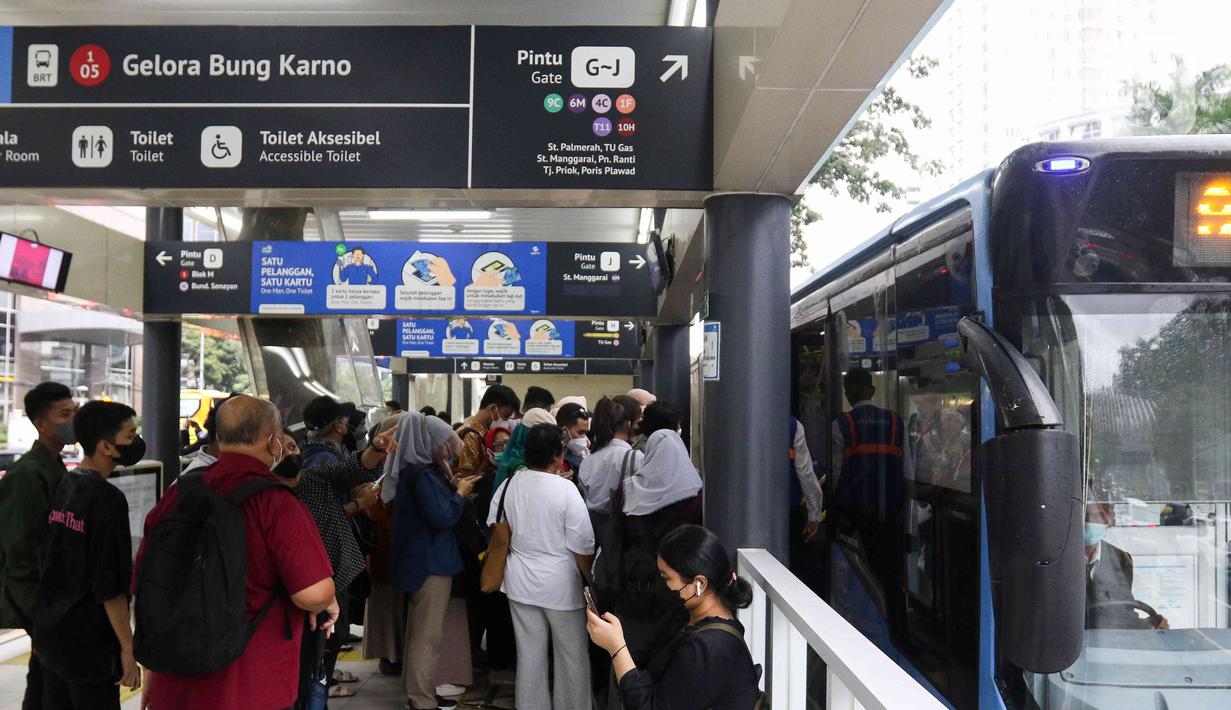 Sejumlah penumpang menaiki bus  TransJakarta di Halte TransJakarta Gelora Bung Karno, Jakarta, Rabu (1/3/2023). Kepala Divisi Sekretaris Perusahaan PT TransJakarta, Apriastini Bakti Bugiansri mengatakan,keberadaan petugas TNI dapat memberi kenyamanan dan keamanan bagi para pelanggan, terutama kaum perempuan. (Liputan6.com/Herman Zakharia)