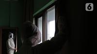 Pekerja menyemprotkan disinfektan di kamar hotel The Green Hotel di Bekasi, Jawa Barat, Kamis (24/9/2020). Hotel ini mengajukan untuk dijadikan tempat isolasi mandiri pasien Covid-19 ke pemkot Bekasi setelah mendapatkan rekomendasi dari PHRI. (Liputan6.com/Herman Zakharia)