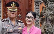 Pesona Uut Permatasari Pakai Seragam Ibu Bhayangkari, Happy Banget Temani Suami Naik Pangkat Jadi Kombes