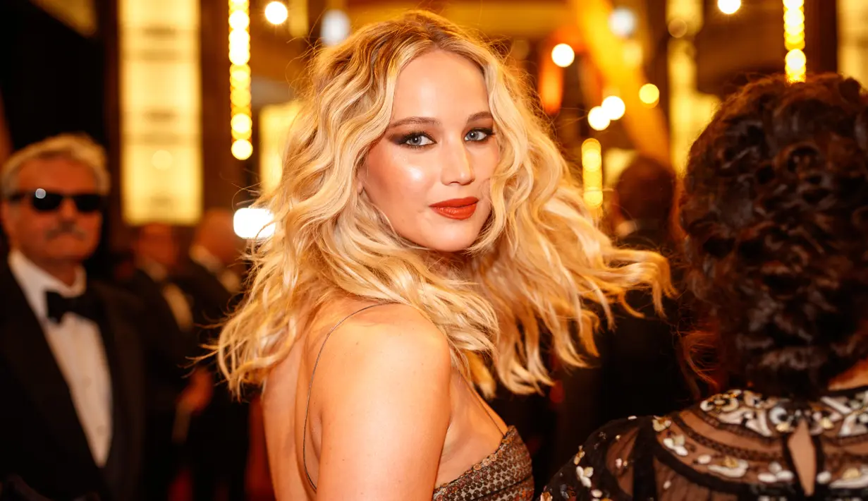 Jennifer Lawrence pun tak ketinggalan menggunakan krim malam untuk tetap membuat kulit wajahnya lembab. (CHRISTOPHER POLK / GETTY IMAGES NORTH AMERICA / AFP)