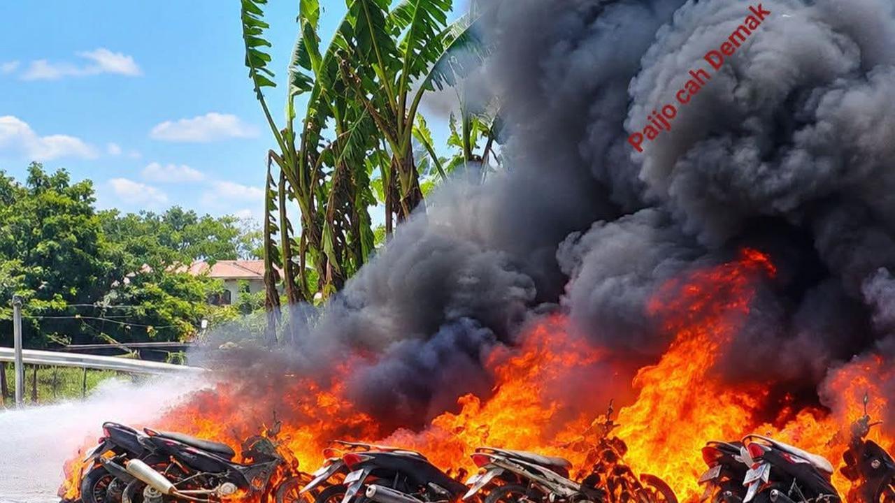 Kebakaran Hanguskan Puluhan Motor di Area Parkir Pabrik Demak