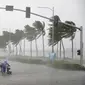 Pengendara motor menerjang hujan dan angin kencang yang dibawa Topan Mangkhut di Manila, Filipina (15/9). Topan Mangkhut menghantam pantai timur laut Filipina pada Sabtu pagi menghancurkan sebagian wilayah di negara tersebut. (AP Photo/Bullit Marquez)