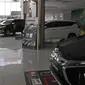 Sejumlah unit mobil baru berada di salah satu showroom penjualan Mitsubishi kawasan Mampang, Jakarta, Senin (19/10/2020). Menkeu, Sri Mulyani, telah menegaskan menolak usulan yang dilayangkan Kementerian Perindustrian terkait pajak 0 persen untuk pembelian mobil baru. (Liputan6.com/Herman Zakharia)