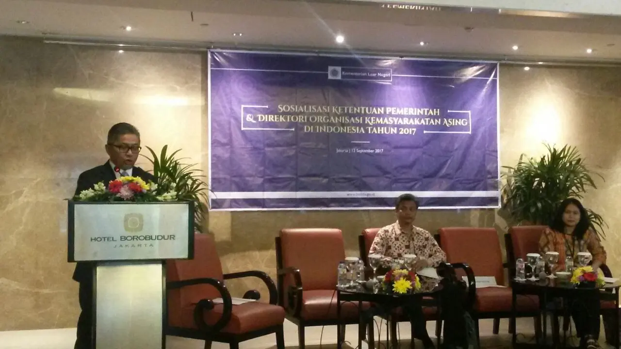 (Berdiri) Sekretaris Jenderal Kemlu RI Mayerfas saat menyampaikan sambutan Sosialisasi Ketentuan Pemerintah tentang Organisasi Masyarakat Asing di Indonesia, yang dilaksanakan di Jakarta, 12 September 2017 (Rizki Akbar Hasan/Liputan6.com).