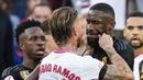 Pemain Sevilla, Sergio Ramos, mencubit pipi pemain Real Madrid, Antonio Rudiger, pada laga Liga Spanyol di Stadion Ramon Sanchez Pizjuan, Sabtu (21/10/2023). (AP Photo/Jose Breton)