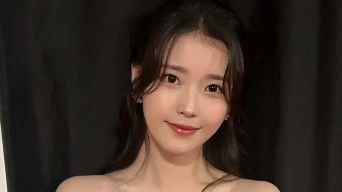 IU saat Hadir APAN Star Awards 2025