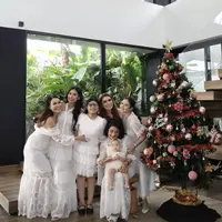 Rayakan Natal, keluarga Jessica Mila tampil menawan dalam busana bernuansa putih. [Foto: instagram/ Jessica Mila]