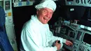 Lalu 36 tahun kemudian, tepatnya pada 29 Oktober 1998, John Glenn kembali mencatat sejarah setelah kembali ke luar angkasa dalam usia 77 tahun, sekaligus menjadi astronot tertua di dunia. (Courtesy NASA/Handout via REUTERS)