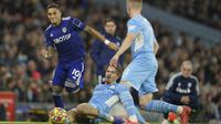 Tertinggal 0-3, Raphinha dan kawan-kawan belum juga mampu untuk menekan balik Manchester City hingga babak pertama usai. (AP/Jon Super)