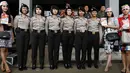 Para wanita cantik membawa pamflet bertuliskan "Save NKRI" saat menggelar aksi unjuk rasa di depan PN Jakarta Selatan, Senin (2/2/2015). (Liputan6.com/Johan Tallo)