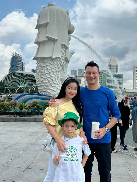 Ditemani sang suami, Christian Sugiono, Titi Kamal tampil menawan dengan busana kasual yang cerah. [@titi_kamall]