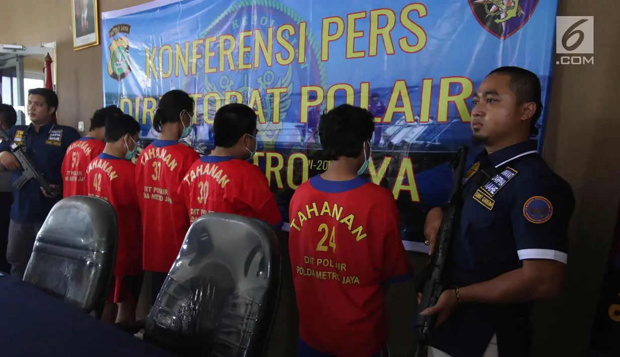 Para tersangka dihadirkan saat rilis pengungkapan kasus pemalsuan Surat Keterangan Kecakapan (SKK) untuk Nahkoda Kapal di Ditpolair Polda Metro Jaya Pondok Dayung, Tanjung Priok, Jakarta Utara, Kamis (1/3). (Liputan6.com/Arya Manggala)