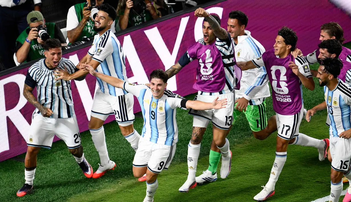 Pemain Argentina Julian Alvarez merayakan gol kedua timnya  selama pertandingan perempat final Piala Dunia melawan Swiss di Kansas City, Mo., Sabtu, 11 Juli 2026. (AP Photo/Reed Hoffmann)