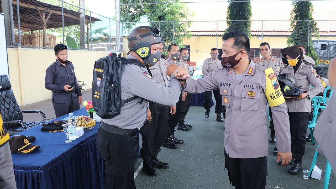 Bhabinkamtibmas di Kebumen, Jawa Tengah mengenakan akesesoris mirip 'Pak Bhabin' yang viral dari Purworejo. (Foto: Liputan6.com/Humas Polres Kebumen)
