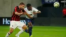 Penyerang AC Milan Fabio Borini berebut bola dengan pemain Tottenham Hotspur Timothy Eyoma saat bertanding pada International Champions Cup di Minneapolis (31/7). Tottenham menang 1-0 atas Milan berkat gol Nkoudou. (AP Photo/Bruce Kluckhohn)