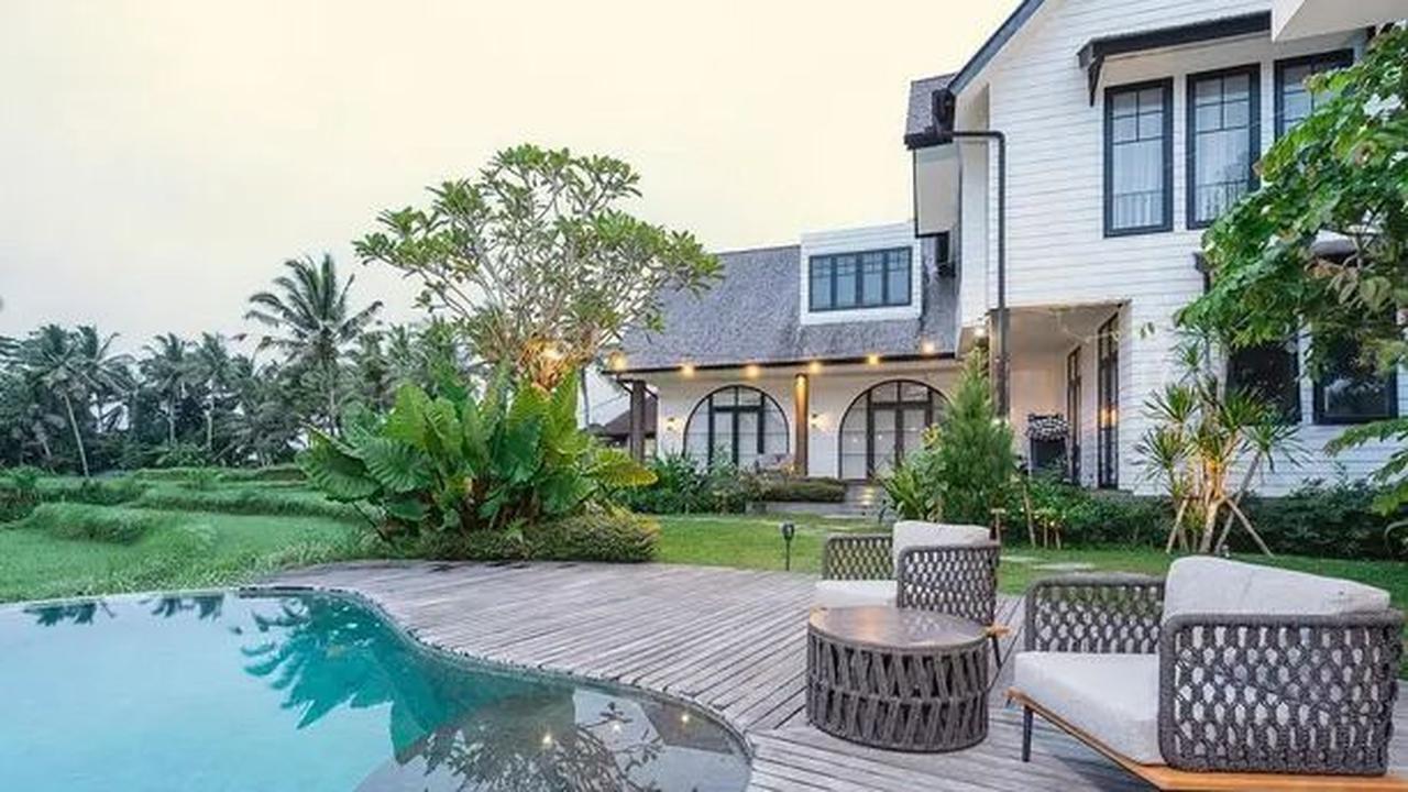 Salah satu daya tarik utama dari rumah ini adalah kolam renangnya yang terletak di area outdoor.