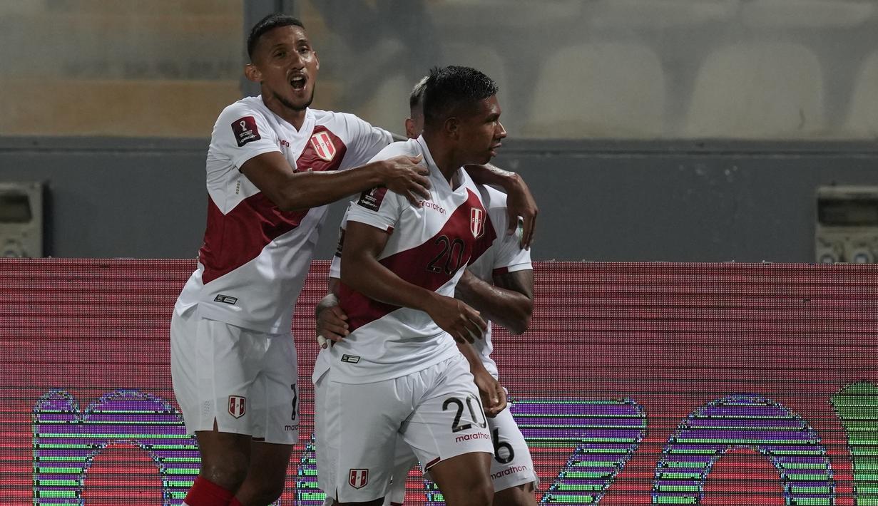 Akhirnya Peru berhasil menyamakan skor 1-1 pada menit ke-69. Gol dicetak lewat tandukan kepala Edison Flores yang baru dimasukkan di awal babak kedua usai memanfaatkan umpan Luis Advincula. (AP/Martin Mejia)