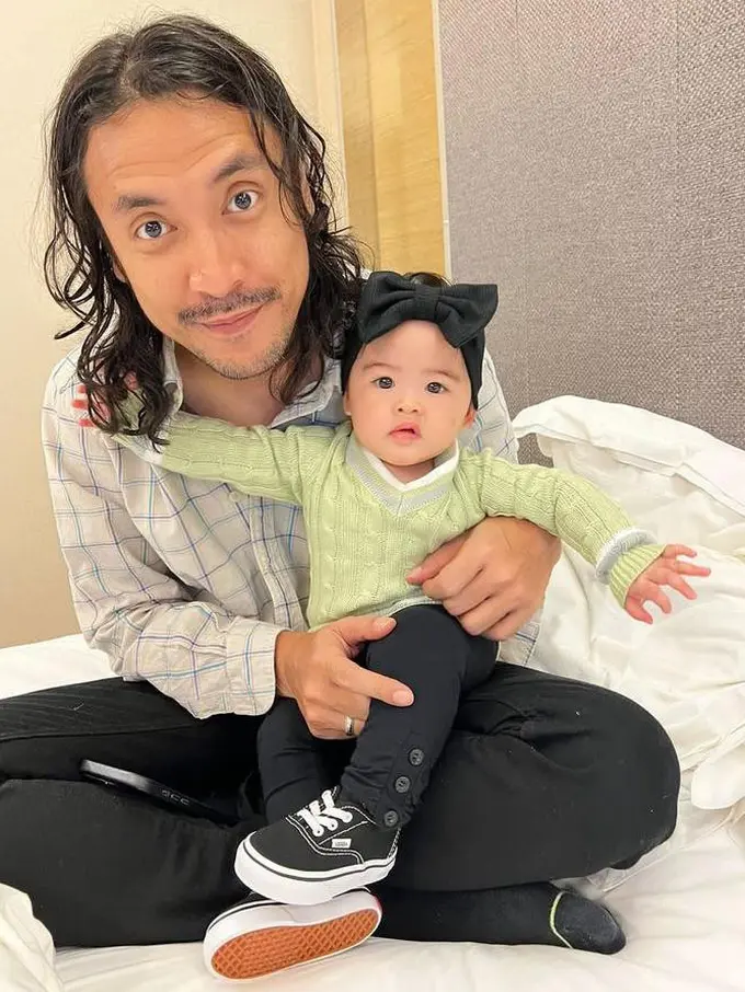 Potret Marcello bersama buah hatinya (Sumber: Instagram/@marcello_tahitoe)