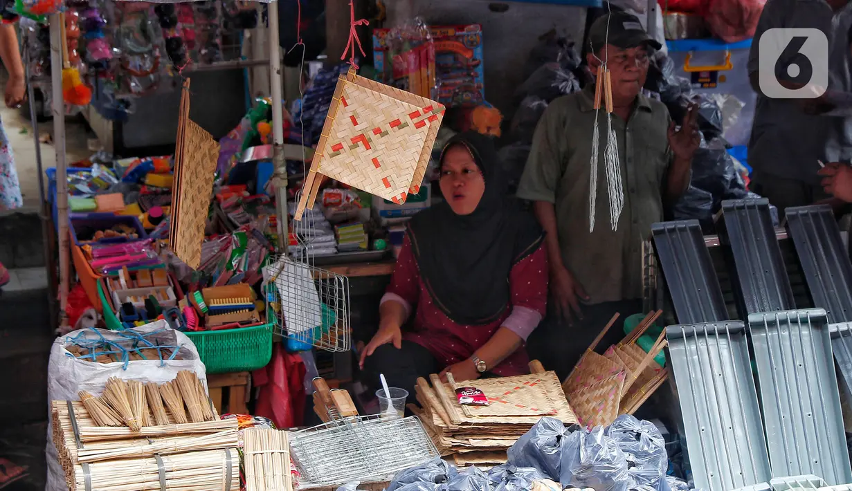Sebagian besar warga yang mendapat pembagian daging kurban, lebih memilih mengolahnya dengan membuat sate. (Liputan6.com/Angga Yuniar)