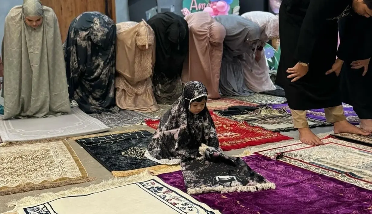 Lewat keterangannya, Atta Halilintar menyebut Ameena jadi sumber kebahagiannya dengan Aurel. Tak ketinggalan keluarga besar Anang Hermansyah, Krisdayanti, dan Geni Faruk. (Liputan6.com/IG/@attahalilintar)