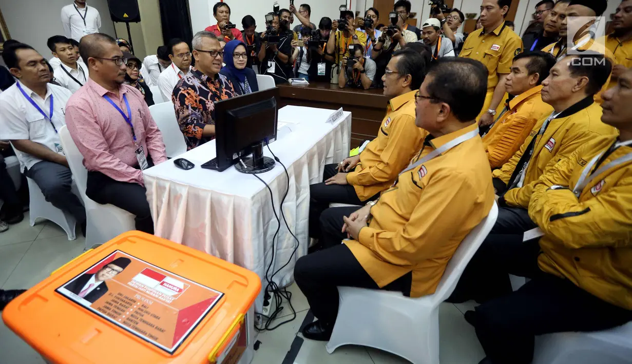Sekjen Partai Hanura Sarifuddin Sudding didampingi fungsionaris partai mendaftar partainya ke Komisi Pemilihan Umum (KPU), Jakarta, Kamis (12/10). Partai Hanura secara resmi mendaftar sebagai peserta pemilihan umum 2019. (Liputan6.com/Johan Tallo)